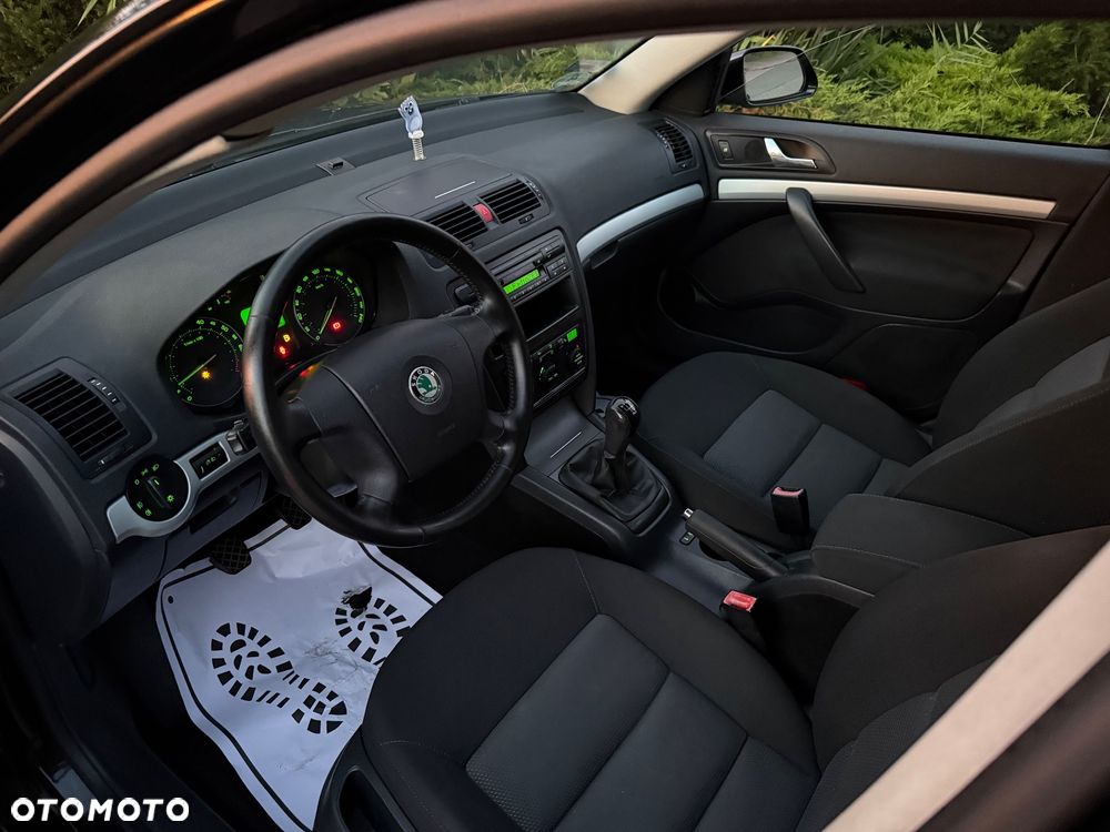 Skoda Octavia 1.6 Ambiente - 12