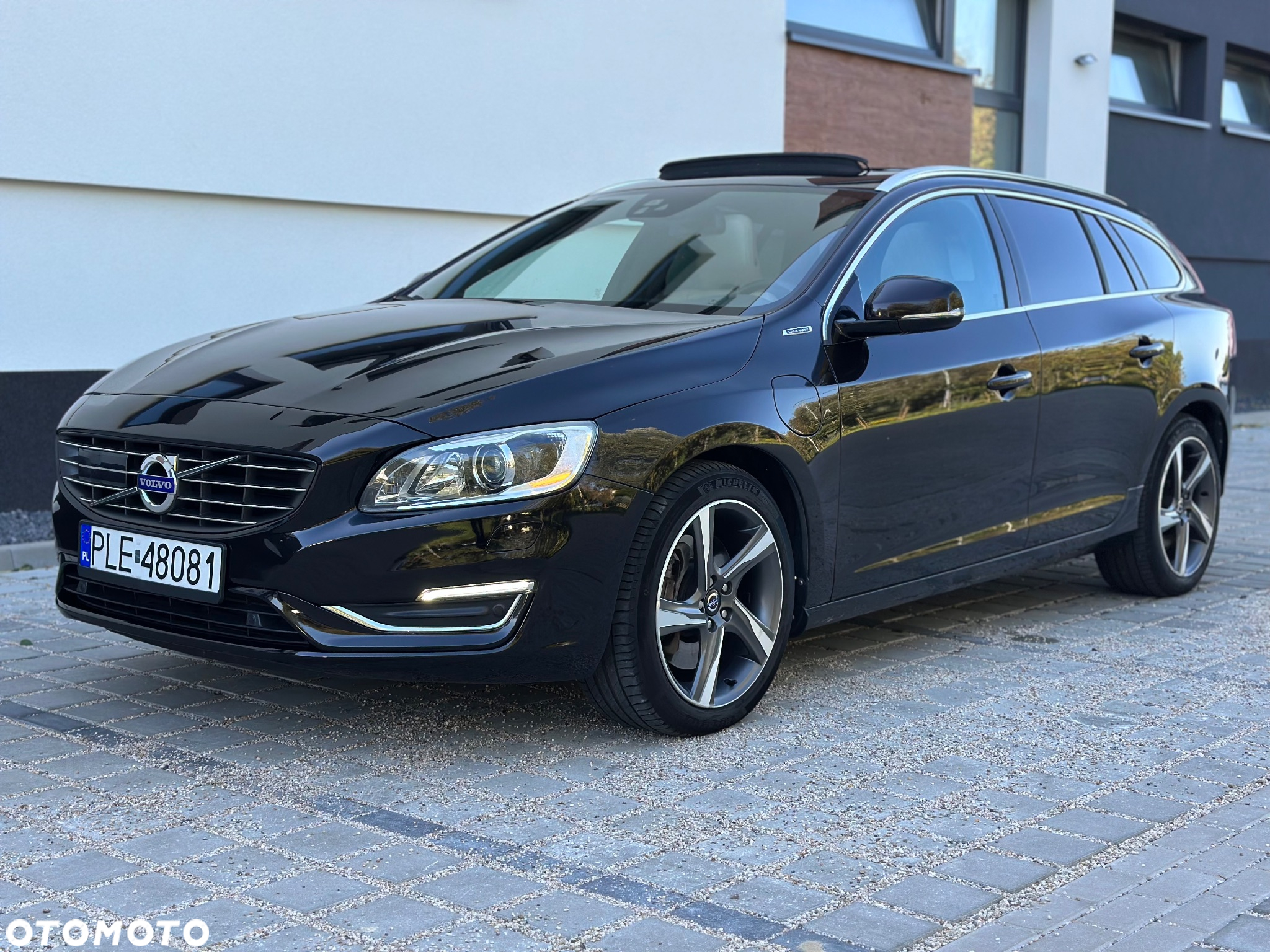 Volvo V60 D6 AWD Plug-in Hybrid Momentum - 2