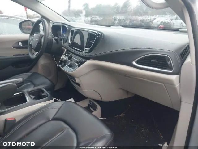 Chrysler Pacifica - 6