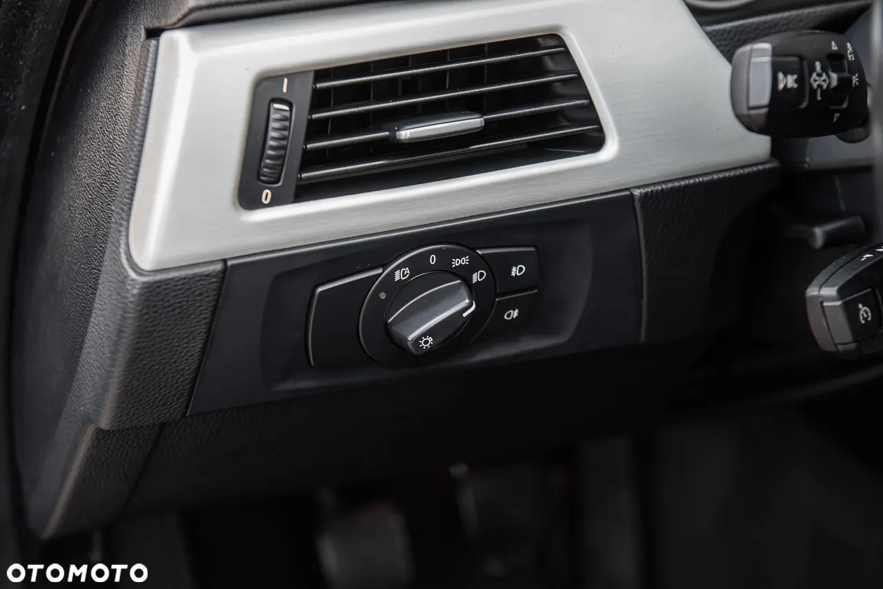 BMW Seria 3 325i Touring - 17