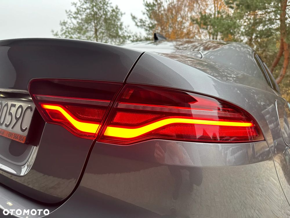 Jaguar XE 2.0 P250 R-Dynamic Black - 34
