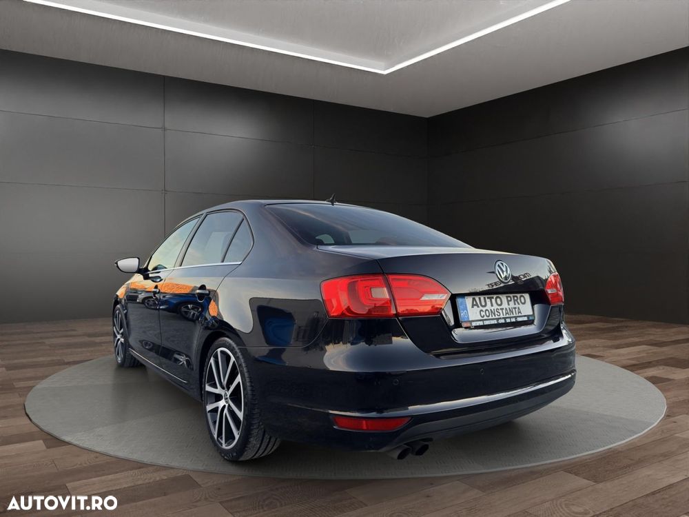 Volkswagen Jetta - 4