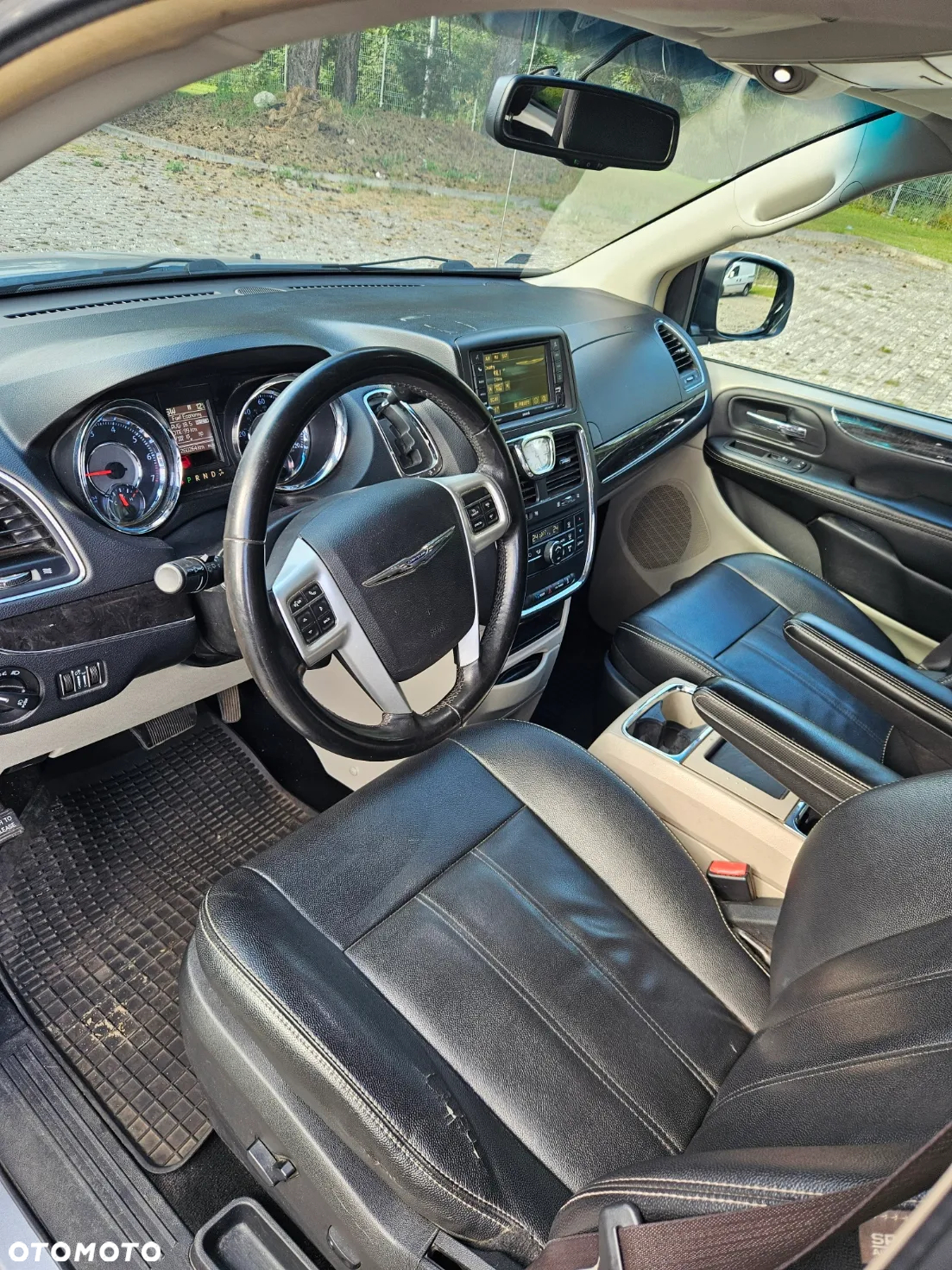 Chrysler Town & Country - 7