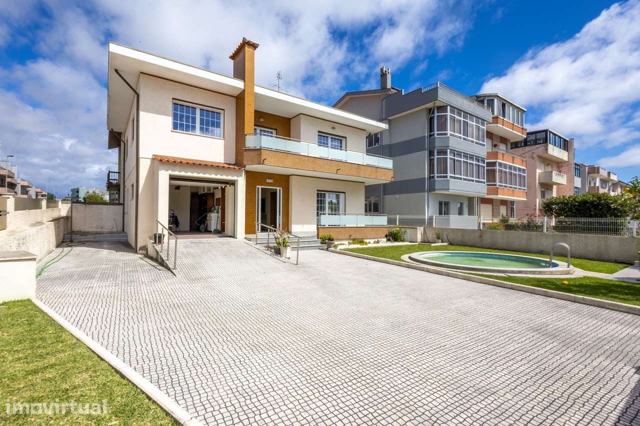Moradia T5 singular na Rua Gomes de Amorim - Póvoa - Grande imagem: 2/34
