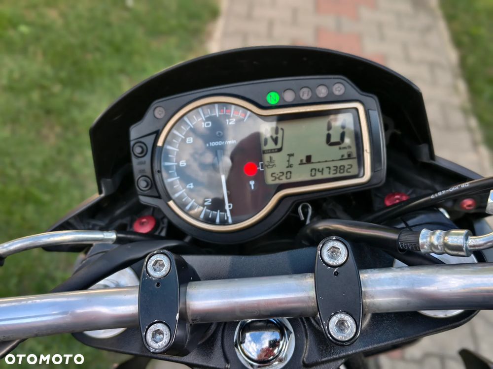 Suzuki GSR - 12