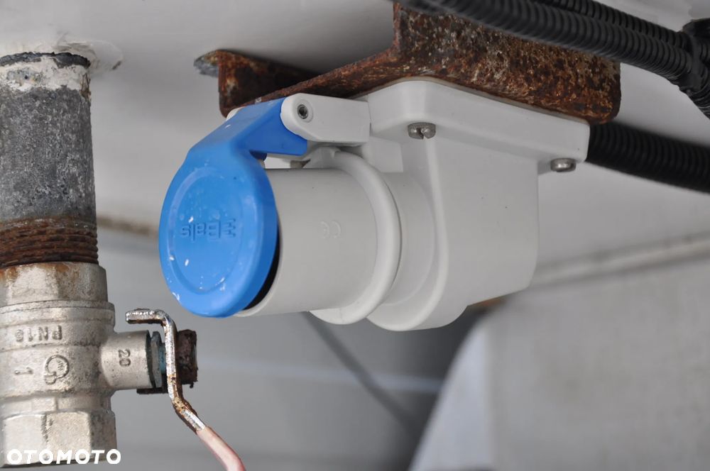 Iveco DAILY AUTOMAT CHŁODNIA MROŹNIA IZOTERMA CARRIER HI-MATIC NA BLIŹNIAKU KRAJOWE BEZWYPADKOWE ZASILANIE ZEWNETRZNE 230 V - 32