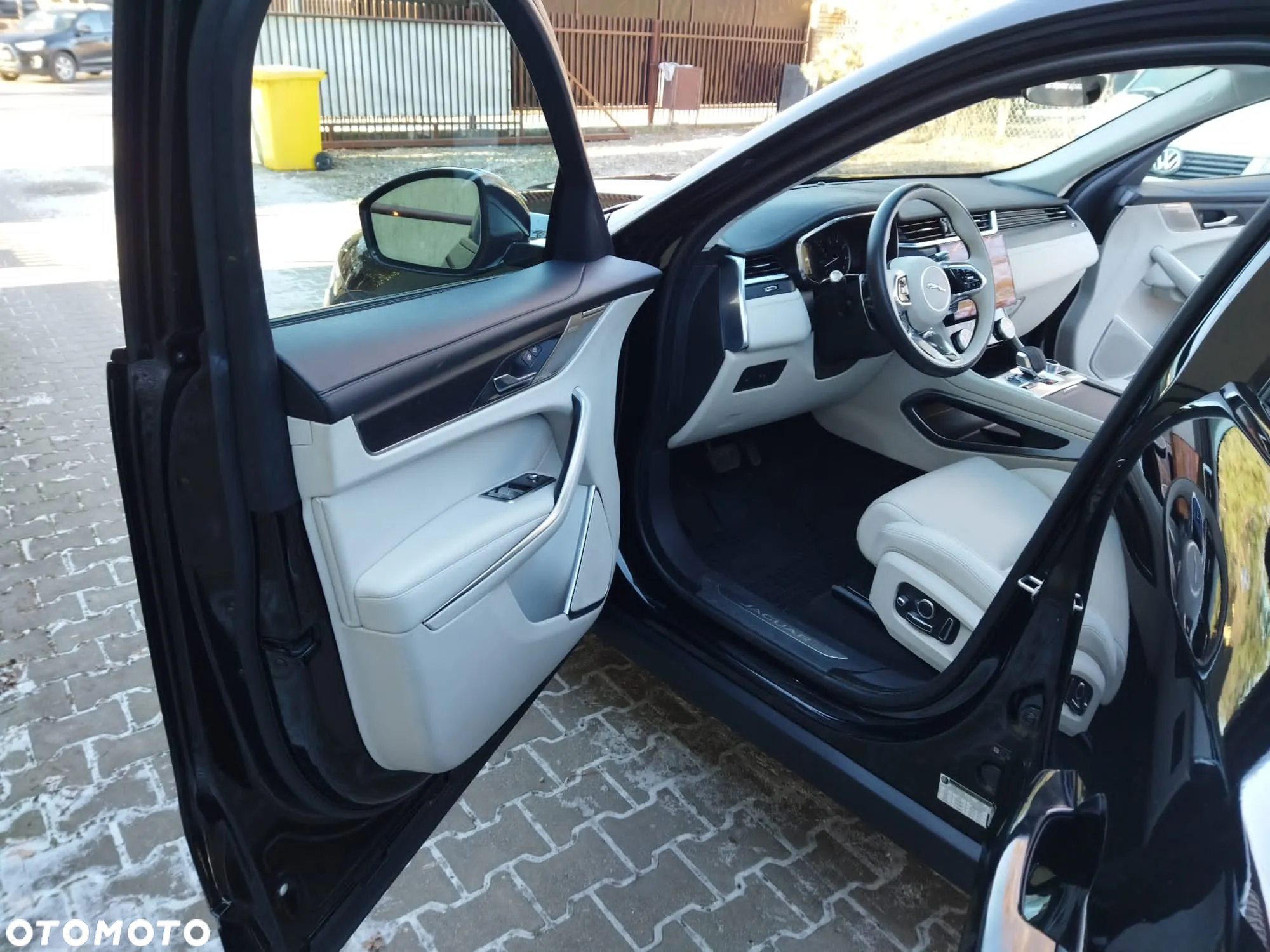 Jaguar F-Pace P250 AWD R-Dynamic Black - 2