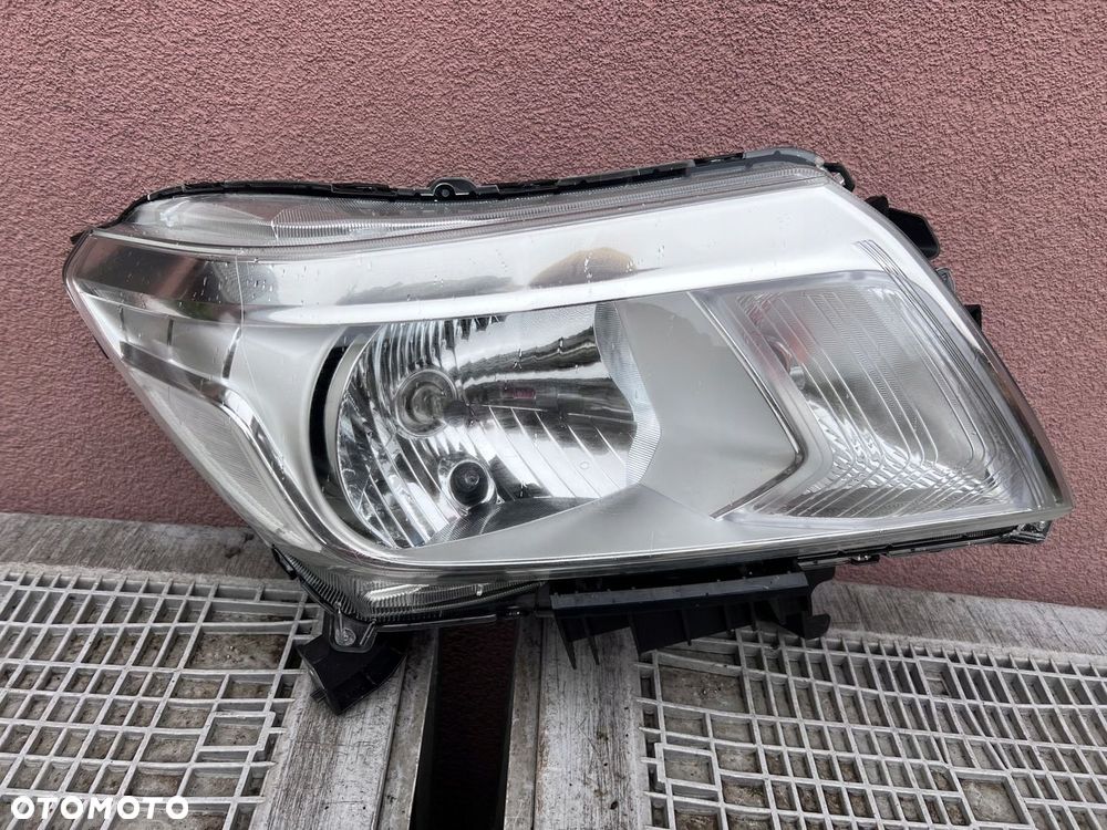 Lampa przednia NISSAN NAVARA IV D23 ZWYKŁA PRAWA EUROPA ORYGINALNA HELLA