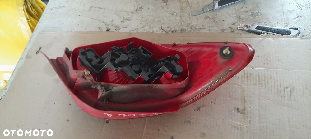 PEUGEOT 307 lampa tylna prawa lift - 2