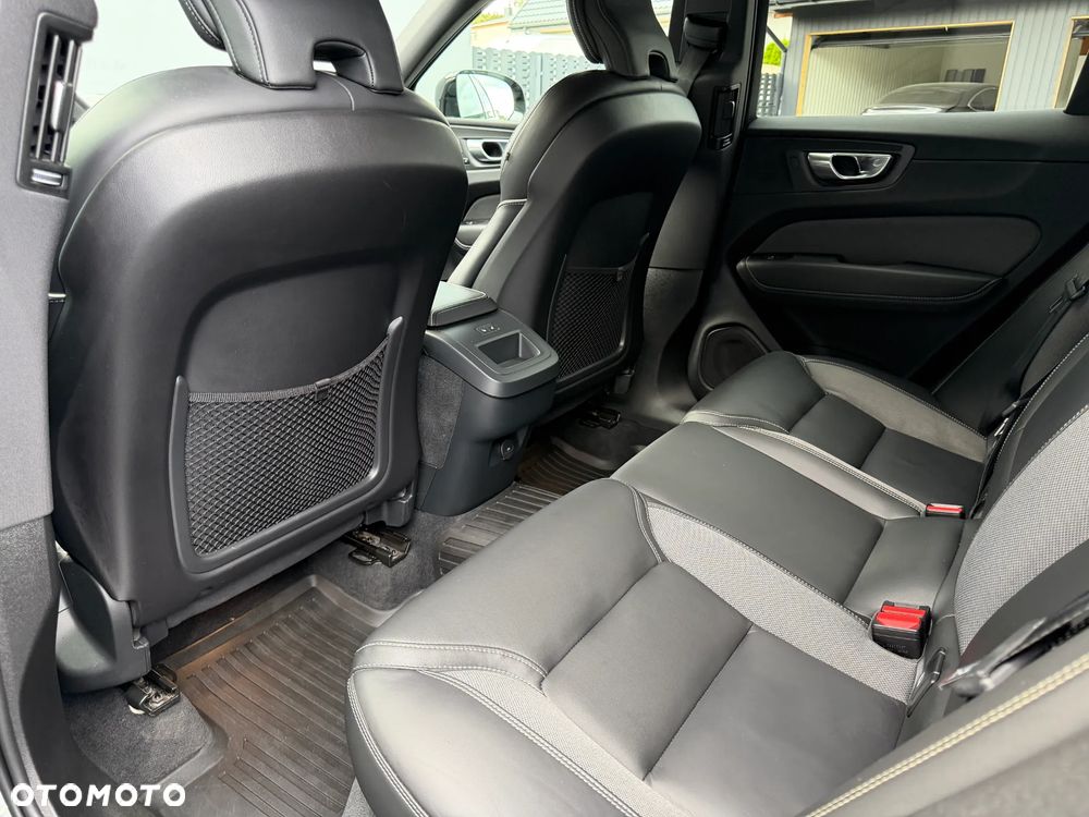 Volvo XC 60 B4 D Plus Dark - 32
