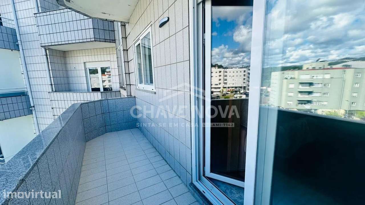 Apartamento T3 com 3 varandas e garagem box em Milheiros de Poiares - Grande imagem: 4/23