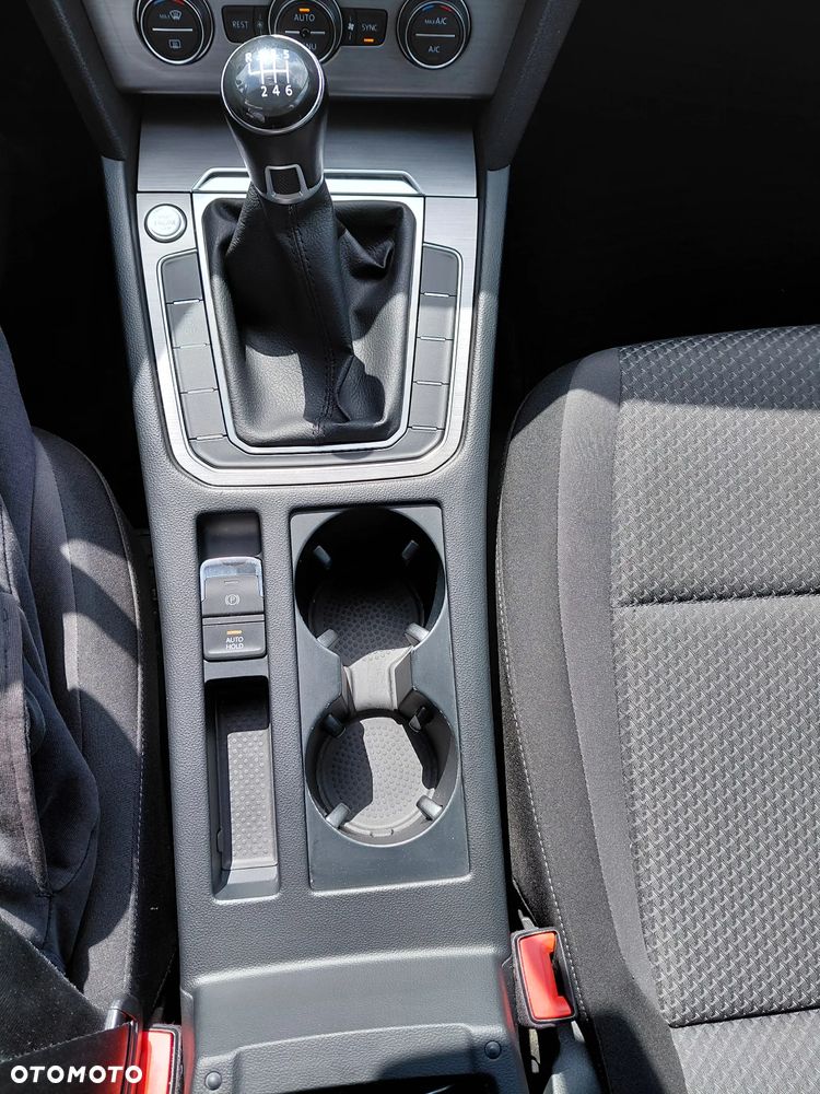 Volkswagen Passat 1.4 TSI BMT Trendline - 31