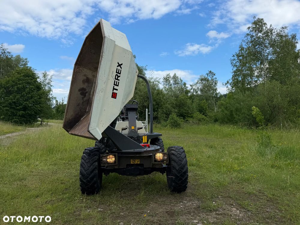 Terex 3 tony. Wozidło Budowlane-Rolnicze. Wózek z Obrotową Kolebą. 3 tony ładowność. 4x4. Mocny Silnik 4 cylindry Kubota 50km. 1400 mtg. 2012 rok. Jazda 3 prędkości. Maszyna jak Nowa z Norweskiego Gospodarstwa! Ani deka luzów i wycieków! Pełny Oryginał. Hamulce brzytwa. Serwisy w DEKRA. Maszyna Woziła lekkie ładunki. Praktycznie zerowe zużycie. Wielka Okazja. Wszystko w pełnym Oryginale. Opony Oryginał w super stanie! Oświetlenie Fabryczne tył przód! Potężna moc! - 4