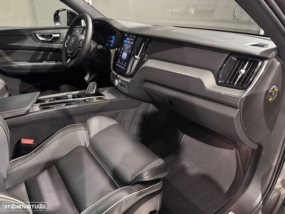 Volvo XC 60 2.0 T6 PHEV R-Design AWD - 35