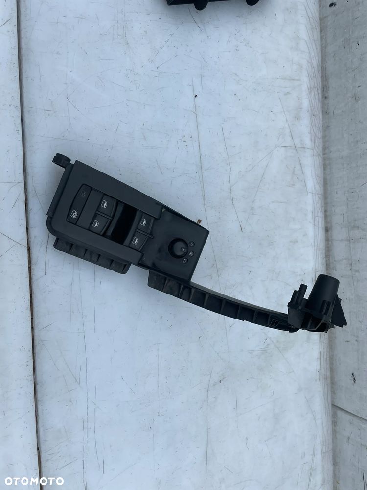 RĄCZKA UCHYWT PANEL PRZEŁĄCZNIKÓW SZYB AUDI A3 8P 5D 8P4959521 8P4959521F - 1