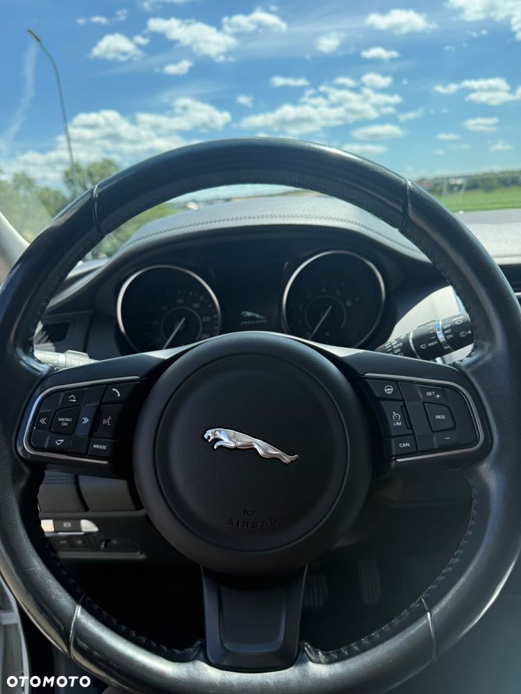 Jaguar E-Pace 2.0 i4P AWD R-Dynamic S - 10