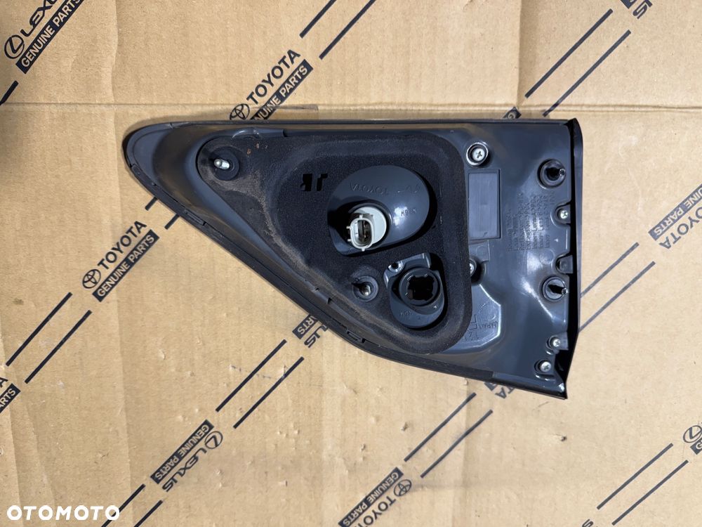 Lampa tylna prawa w klapę bagażnika Lexus RX450h 09-12r. - 2