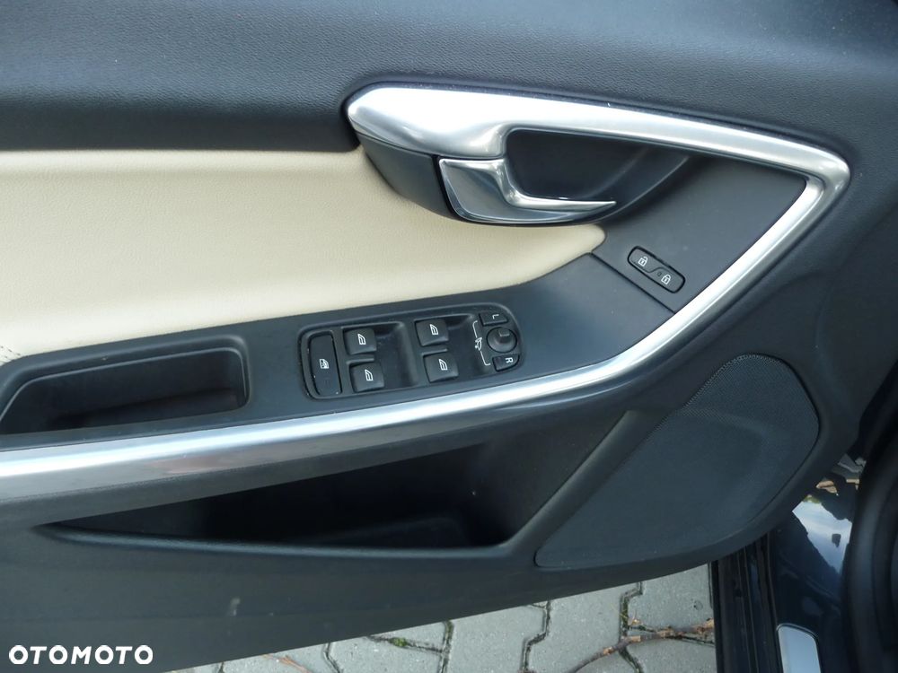 Volvo V60 D6 AWD Plug-in Hybrid Momentum - 11