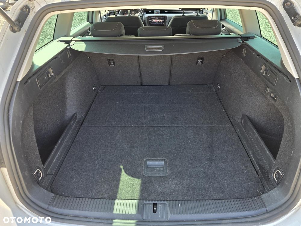 Volkswagen Passat Variant 2.0 TDI SCR DSG Business - 19