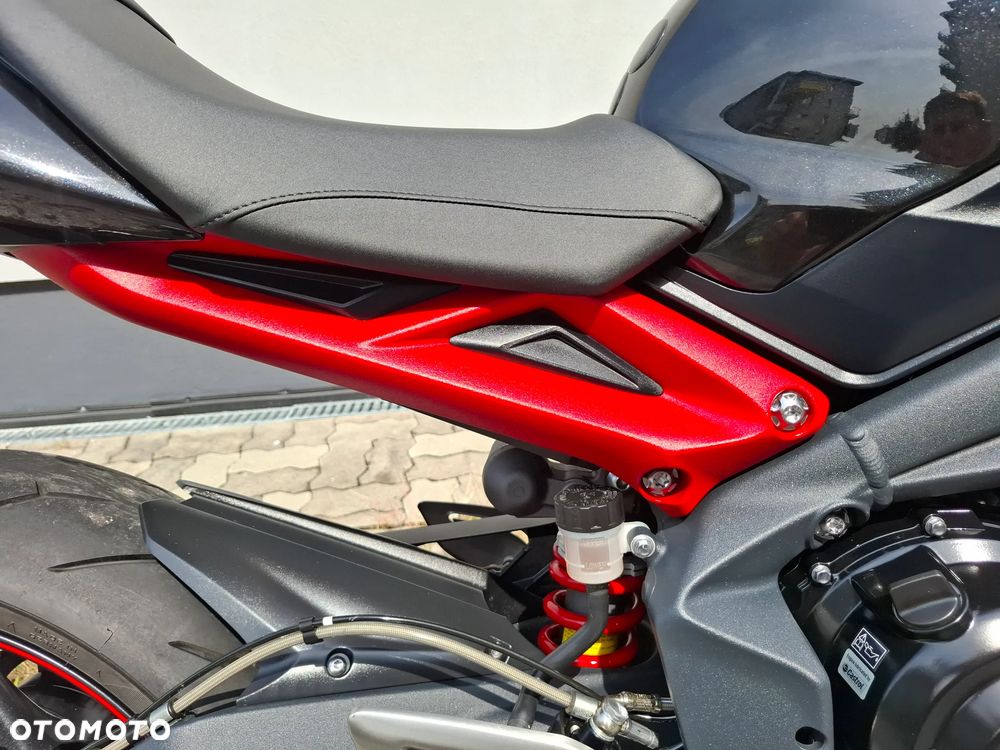 Triumph Street Triple - 16