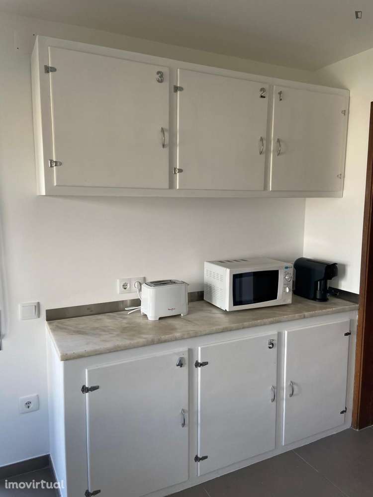 Quarto - localizado em Coimbra - Grande imagem: 5/13