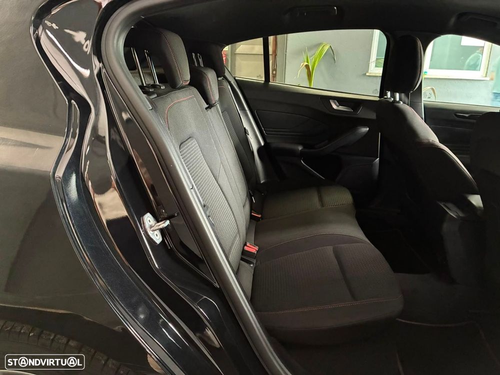 Ford Focus 1.0 EcoBoost MHEV ST-Line X - 34