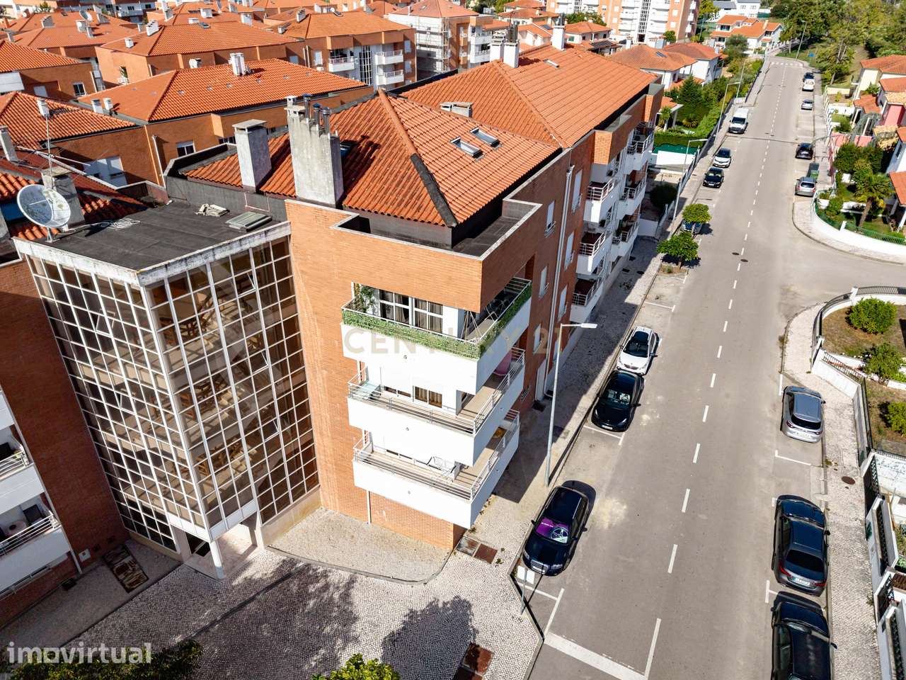 Apartamento T3 com Suite, Cozinha Renovada e Garagem Box – Urbanização - Grande imagem: 3/21