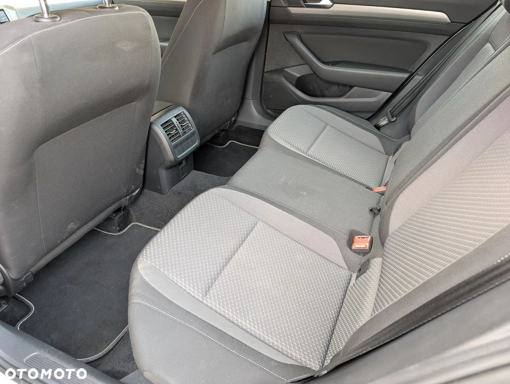 Volkswagen Passat - 25