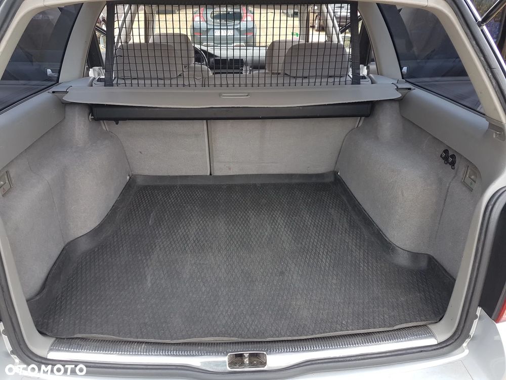 Volkswagen Passat 1.8 5V Turbo Comfortline Family - 17