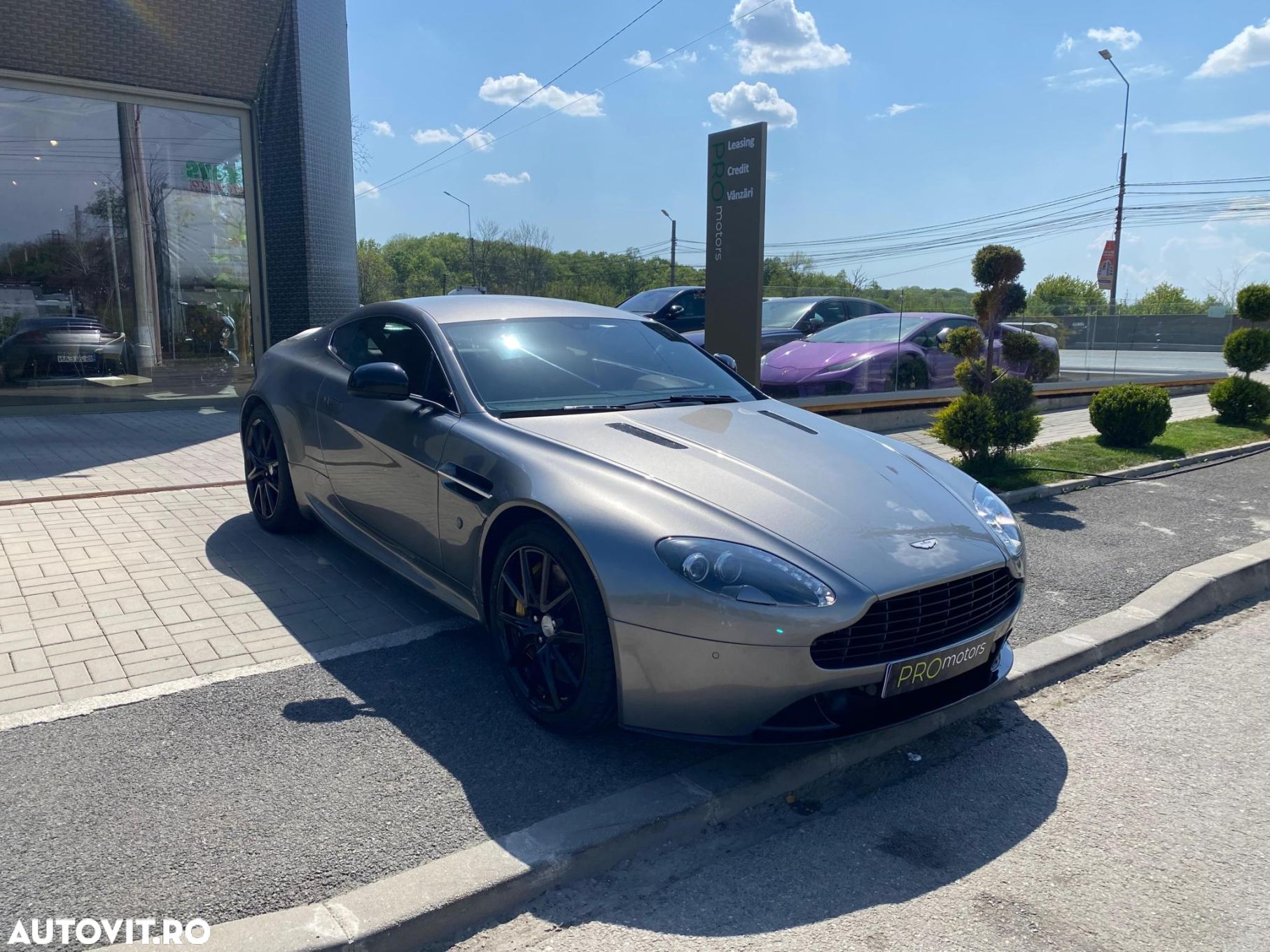 Aston Martin V8 Vantage - 1