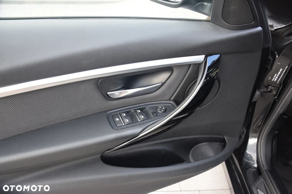 BMW Seria 3 320i Touring Sport Line - 11