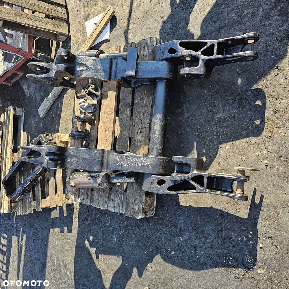 PODNOŚNIK RAMION TRAKTOR NEW HOLLAND T8.390 TYŁ - 2