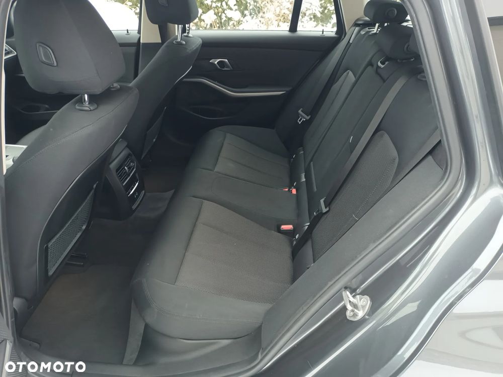 BMW Seria 3 330e xDrive - 12