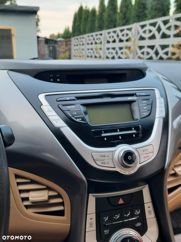 Hyundai Elantra 1.6 Classic + - 11