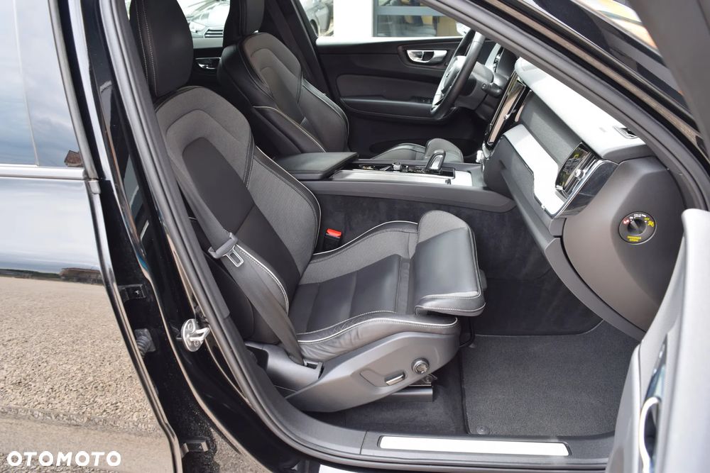 Volvo XC 60 B4 D AWD R-Design - 41
