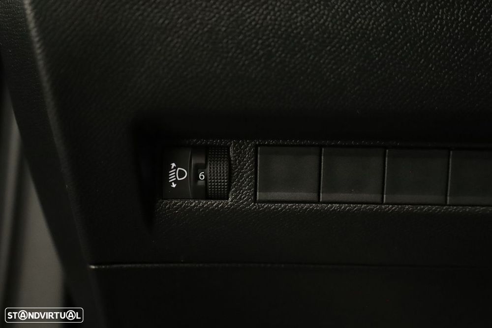 Peugeot 2008 1.2 PureTech Allure EAT8 - 22