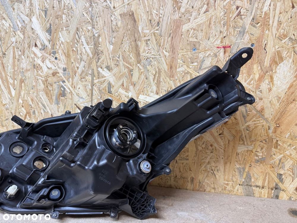 TOYOTA YARIS IV 2020- LAMPA PRAWY PRZÓD ZWYKŁA SOCZEWKA KOITO K0-6 EU - 5