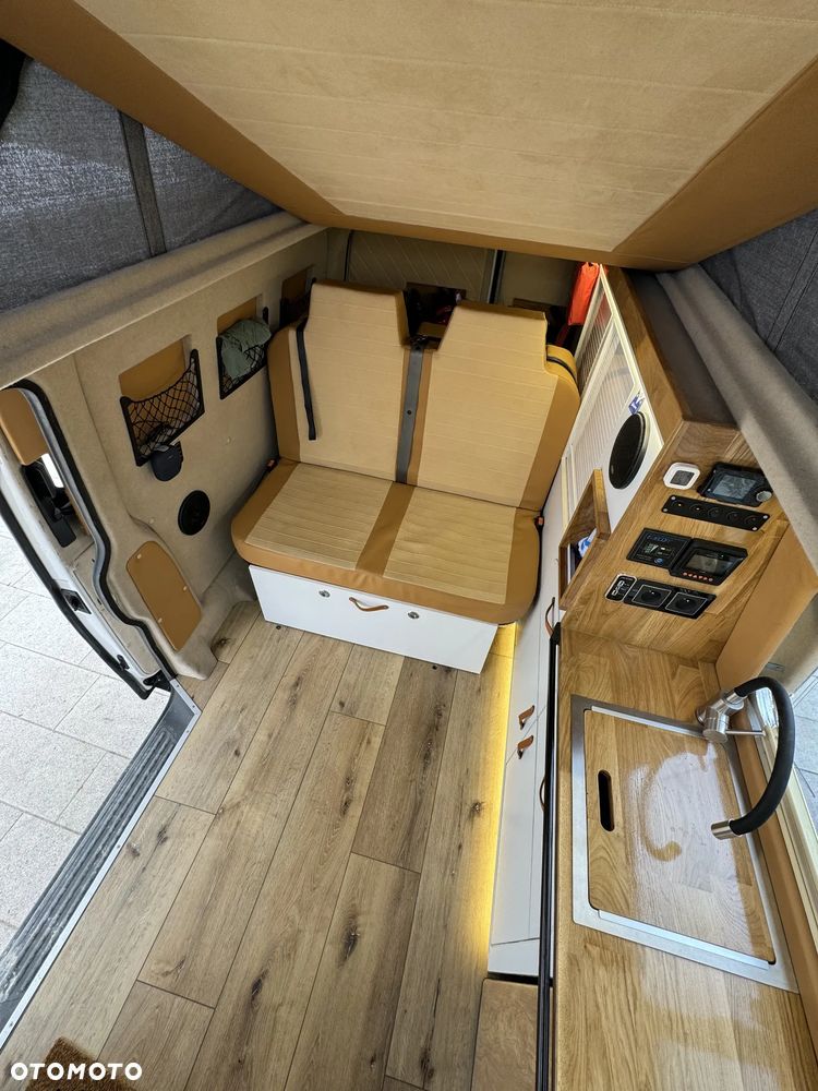 Volkswagen T5 Campervan - 26