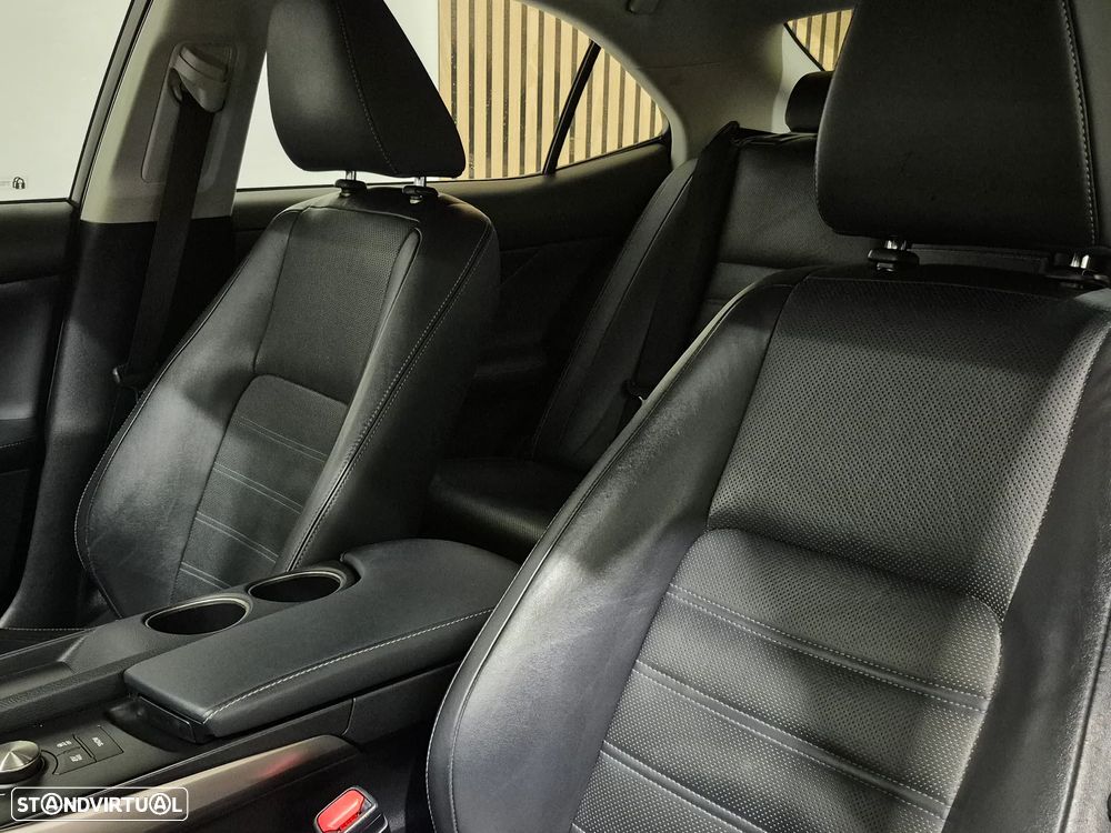 Lexus IS 300H Executive+ - 28