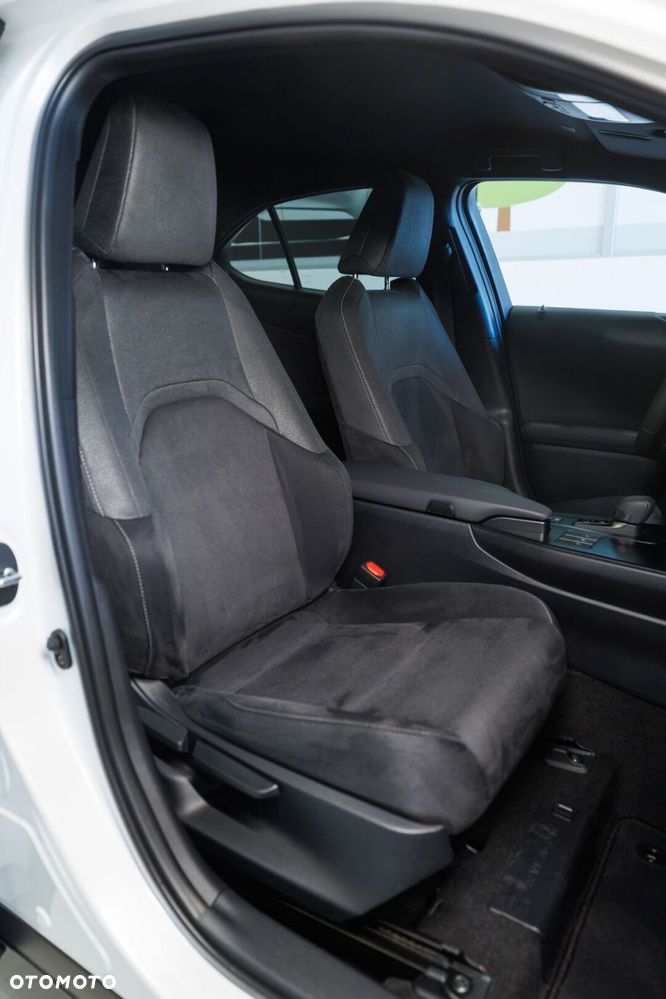 Lexus UX 300h Business - 22