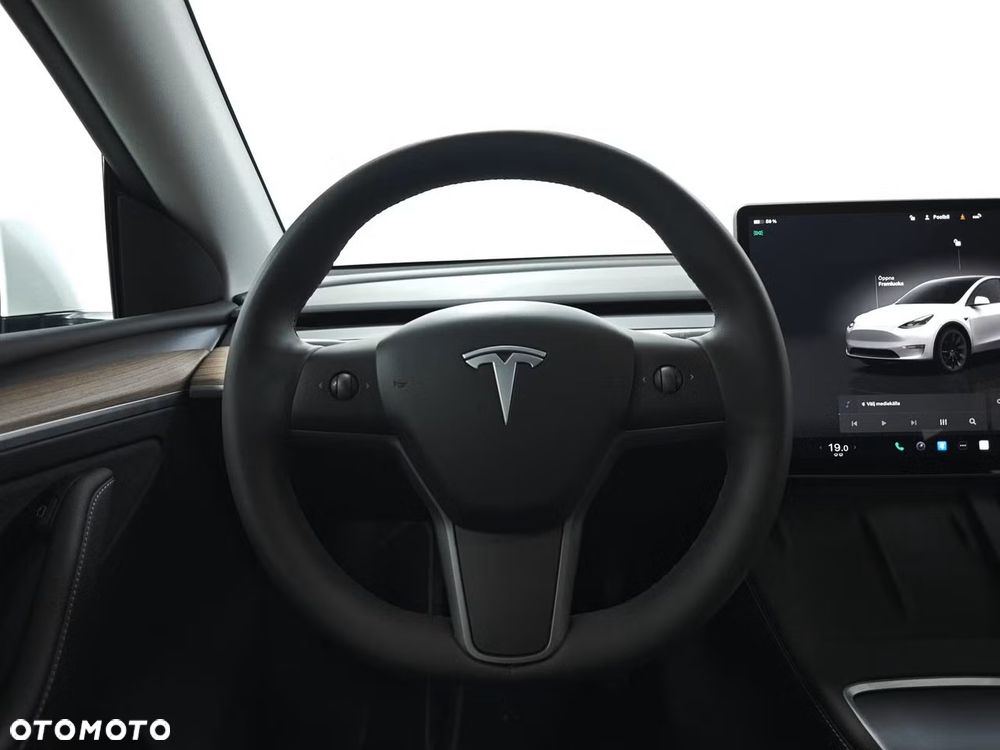 Tesla Model Y Long Range AWD - 6