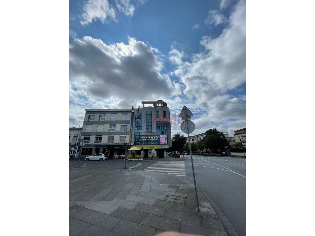 Apartamento T3+1 com 2 terraços, para venda no centro de Santo Tirso - Grande imagem: 2/25