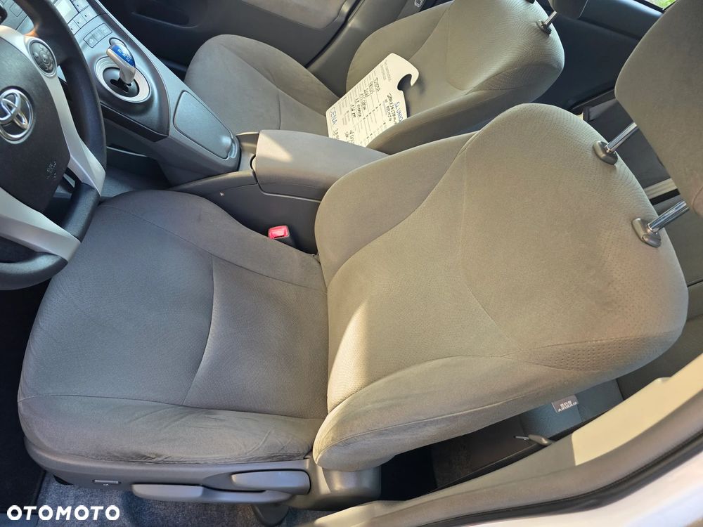 Toyota Prius (Hybrid) - 13