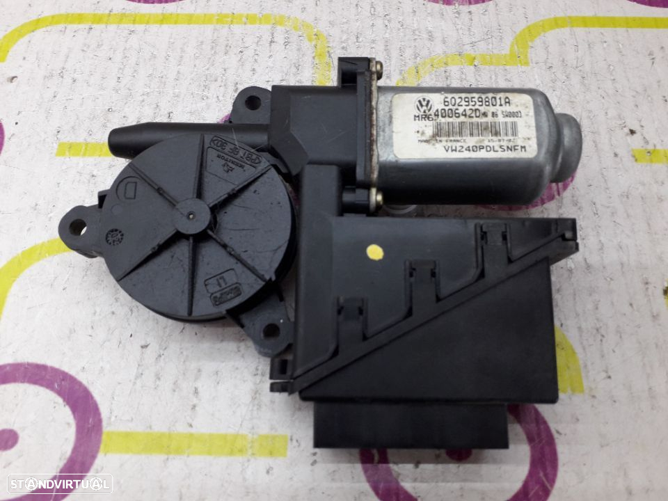 Motor de Elevador de Vidro Frt / Dto VW Polo 1.9 TDi 100Cv de 2003 - Ref : 6Q2959801A - NO330006 - 3