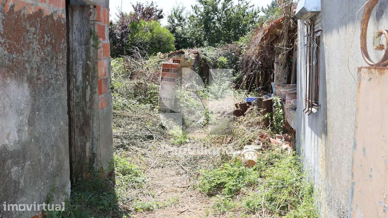 Moradia para recuperar em lote de 1.800 m2 - Grande imagem: 2/13