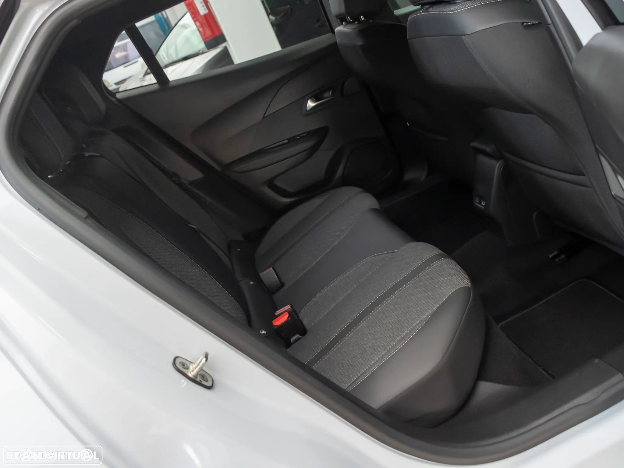 Peugeot 2008 1.2 PureTech Allure - 11