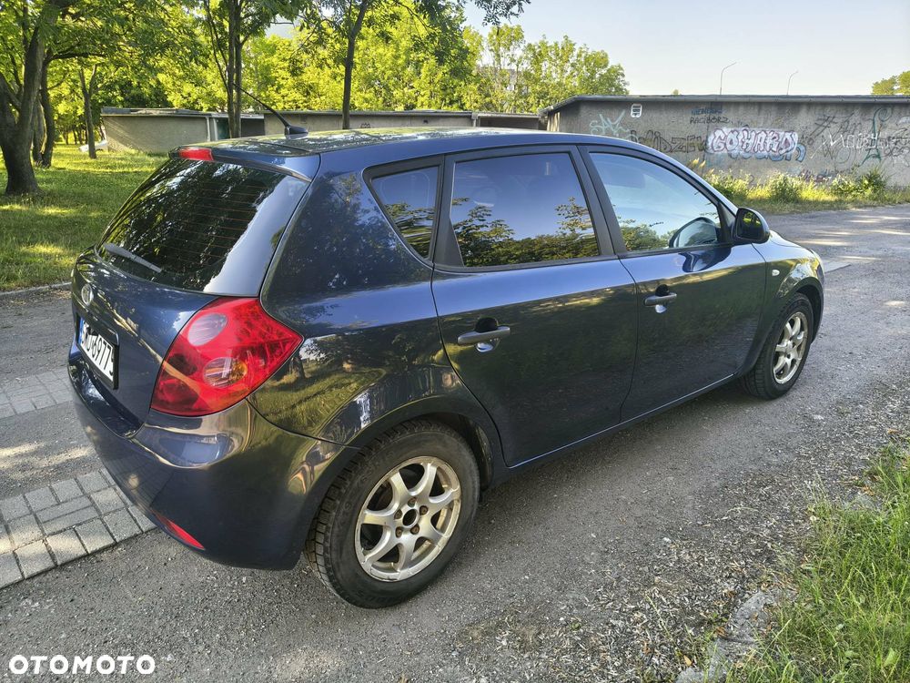 Kia Ceed - 8