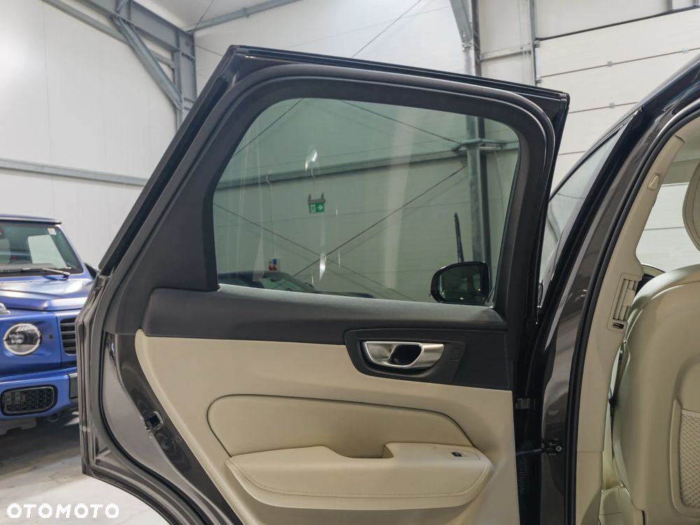 Volvo XC 60 B4 D AWD Plus Dark - 38