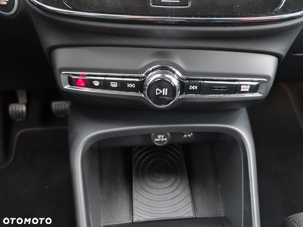 Volvo XC 40 T3 Momentum - 25