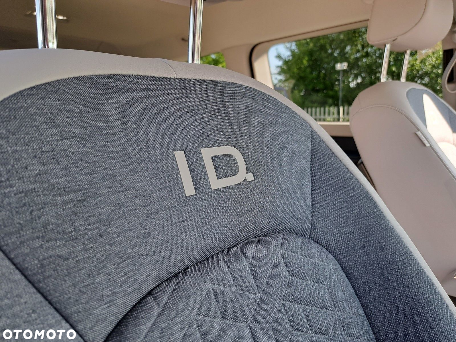 Volkswagen ID. Buzz 150 kW (204 PS) / skrzynia biegów: automatyczna 1 biegowa rozstaw osi: 2988 mm - 18